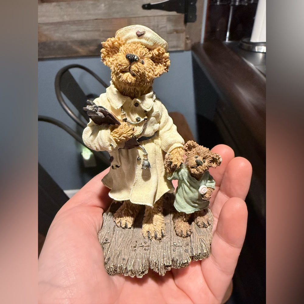 Vintage Boyds Bears tan and green Mother & Cub medical Decorative Figurine